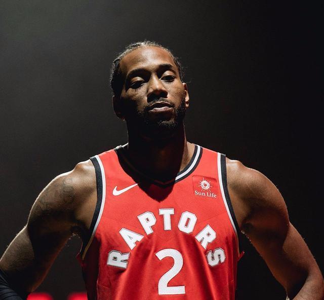 卧龙凤雏！阿拉伯杯苏丹球员“吊射”本队门将，随后对手空门不进（阿拉伯杯上演神反转：苏丹球员挑射自家门将，对手空门也没进）