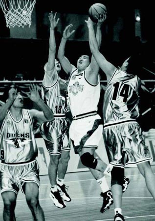 菲尔-琼斯：阿森纳可以充分利用拜仁在定位球防守上的弱点（菲尔-琼斯：阿森纳应抓住拜仁定位球防守漏洞）