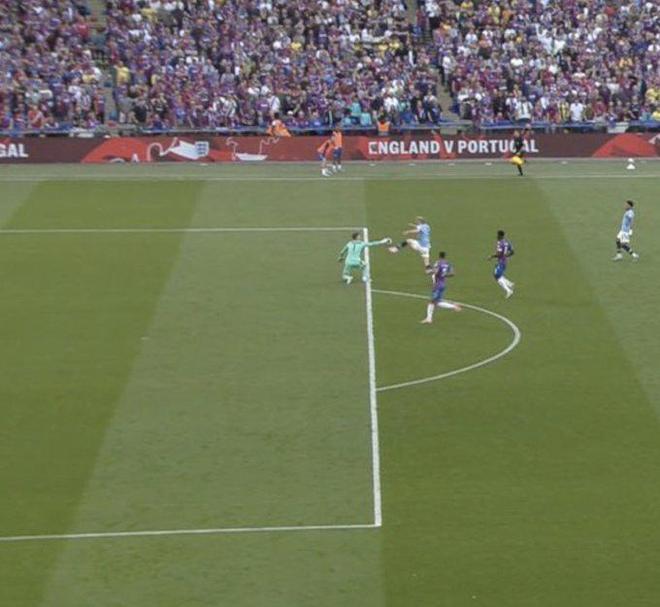 拉菲尼亚安慰弗里克？记者：输切尔西后弗里克感到精疲力竭（记者称：负于切尔西后弗里克疲惫不堪，拉菲尼亚上前安慰）