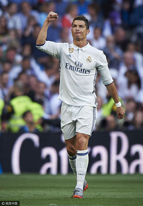 U22国足力克韩国U22，球迷在球员谢场时高喊“雄起”（U22国足力挫韩国U22，谢场之际看台齐喊“雄起”）