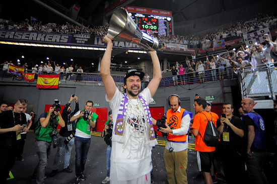 自意甲首秀以来代表同一球队参与超过100球，莱奥是同期第4人（莱奥成为同期第4位自意甲首秀起为同队参与破百球的球员）